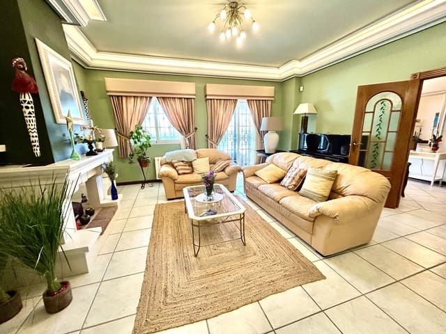 6 bedroom Villa for sale in Los Europeos, Torrevieja with garage - € 950,000 (Ref: 9722182)