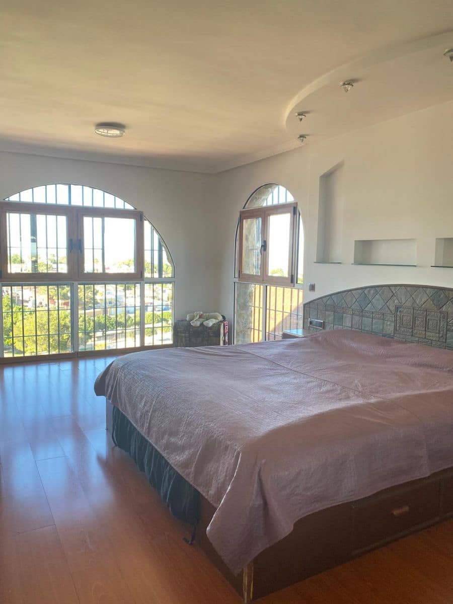 7 Zimmer Villa zu verkaufen in La Siesta - 545.000 € (Ref: 9739059)