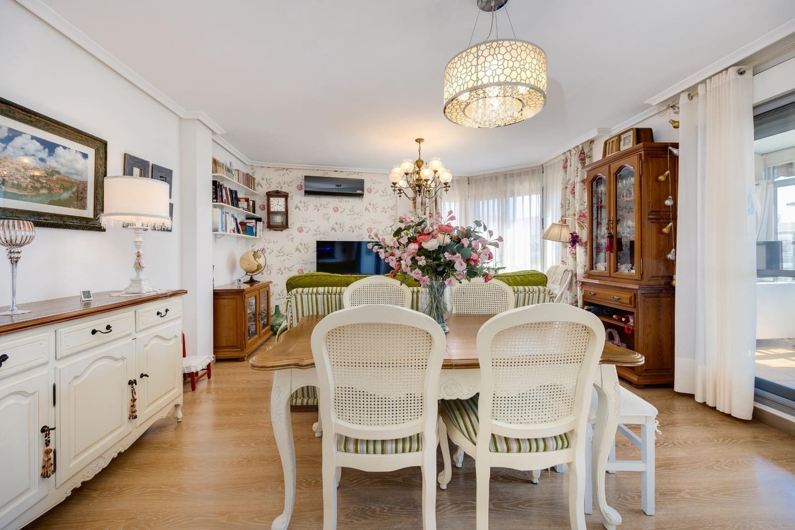 Ático de 2 habitaciones en Torrevieja en venta - 215.000 € (Ref: 9742034)