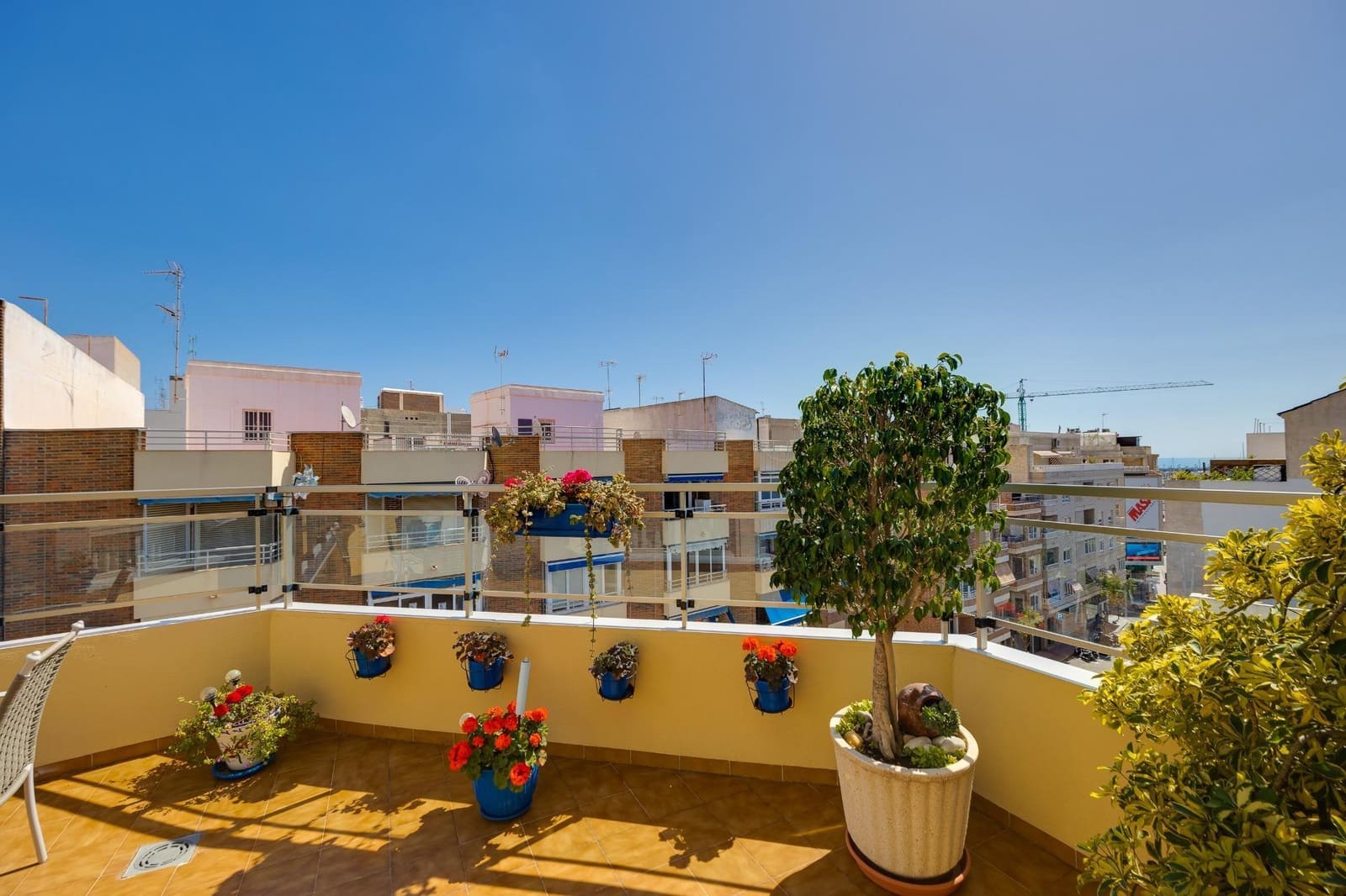 Ático de 2 habitaciones en Torrevieja en venta - 215.000 € (Ref: 9742034)