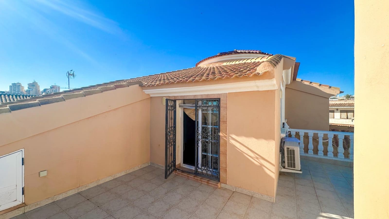 6 slaapkamer Villa te koop in La Mata met zwembad garage - € 950.000 (Ref: 9742094)