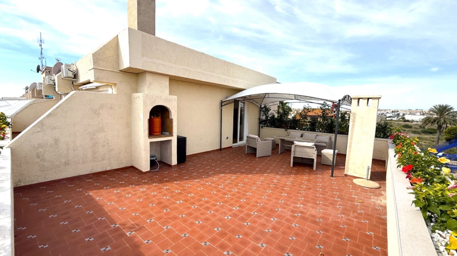 Ático de 2 habitaciones en Punta Prima en venta - 247.000 € (Ref: 9744183)