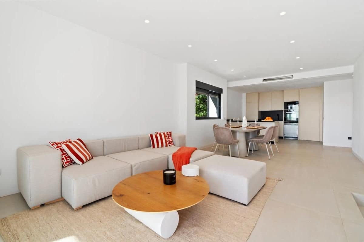 4 makuuhuone Rivitalo myytävänä paikassa El Paraiso mukana uima-altaan - 799 000 € (Ref: 9763738)