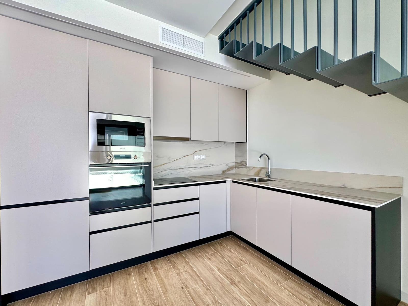 3 makuuhuone Huvila myytävänä paikassa Orihuela Costa mukana uima-altaan - 400 000 € (Ref: 9788579)