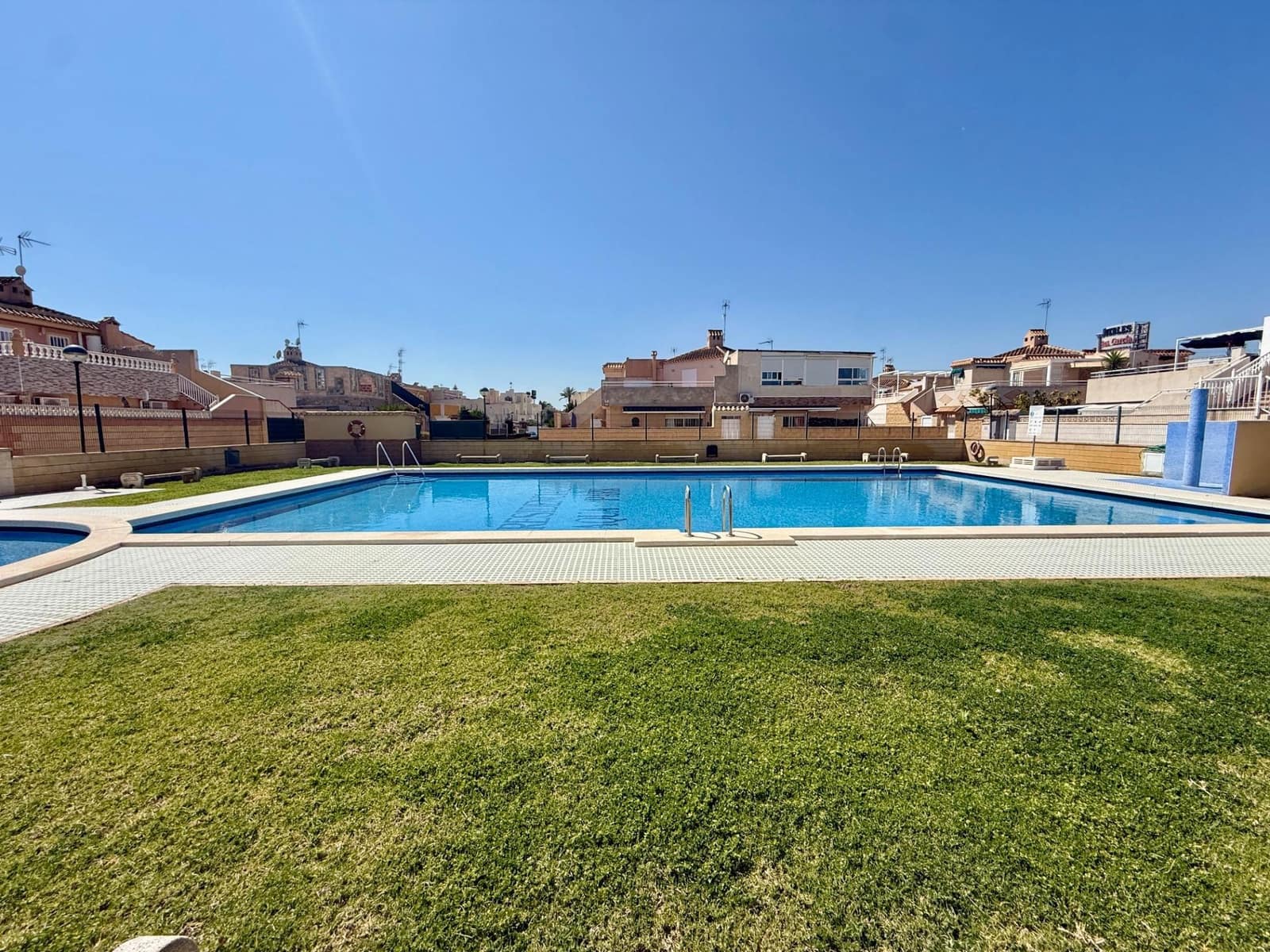 3 soveværelse Byhus til salg i Torrevieja med swimmingpool - € 230.000 (Ref: 9788687)