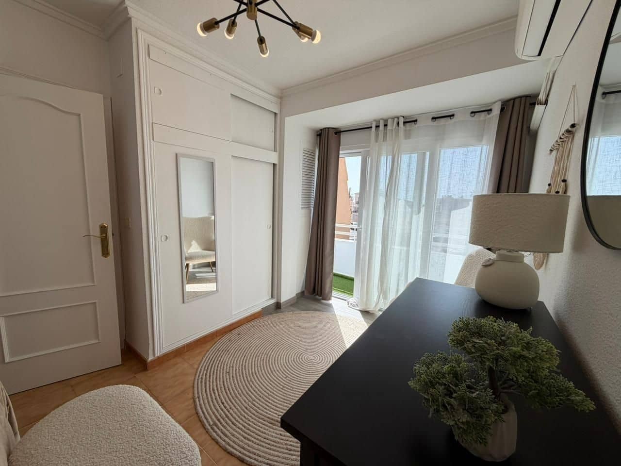 3 makuuhuone Omakotitalo myytävänä paikassa Torrevieja mukana uima-altaan - 249 900 € (Ref: 9799645)