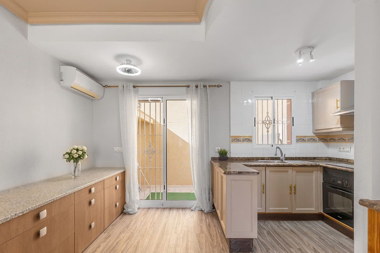 2 makuuhuone Omakotitalo myytävänä paikassa Orihuela Costa mukana uima-altaan - 185 000 € (Ref: 9801353)