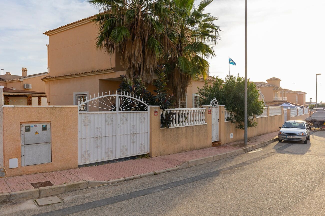 4 bedroom Villa for sale in Almoradi with pool - € 385,000 (Ref: 9804599)