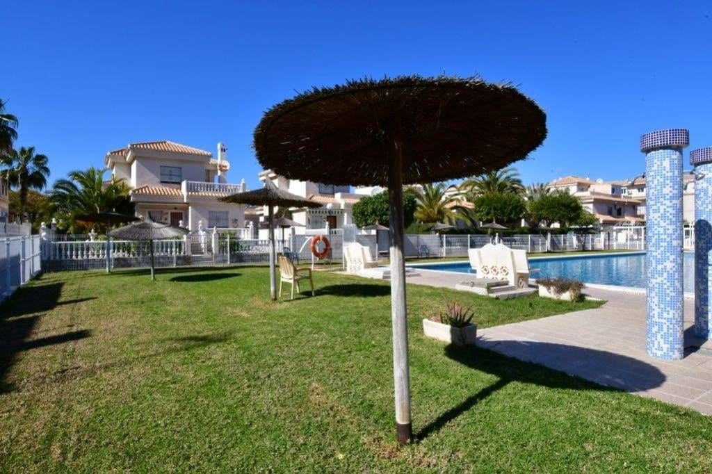2 Zimmer Bungalow zu verkaufen in La Zenia mit Pool - 185.000 € (Ref: 9812343)