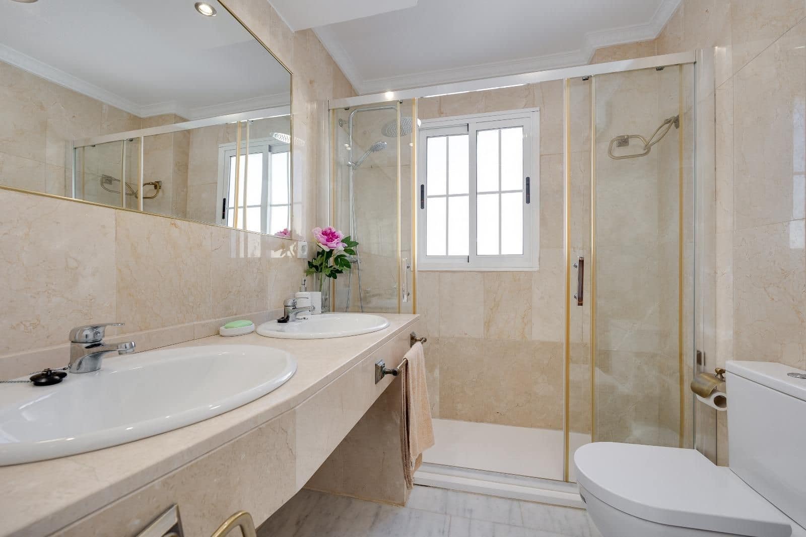 4 bedroom Villa for sale in Filipinas with pool - € 436,000 (Ref: 9820718)