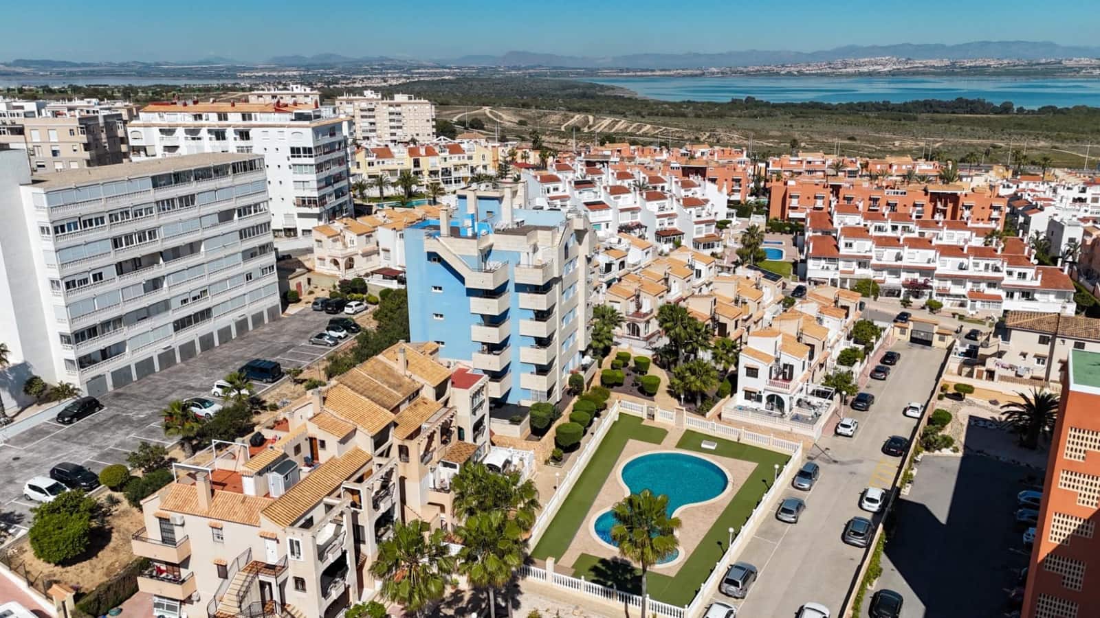 2 Zimmer Apartment zu verkaufen in Torrevieja mit Pool Garage - 299.000 € (Ref: 9840951)