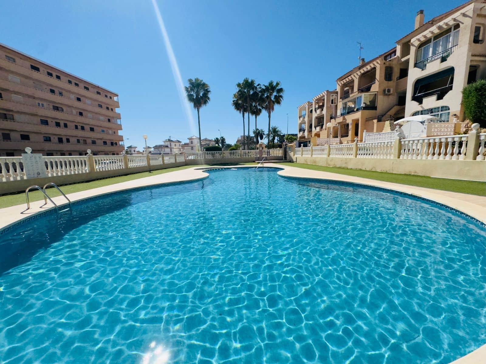 2 Zimmer Apartment zu verkaufen in Torrevieja mit Pool Garage - 299.000 € (Ref: 9840951)