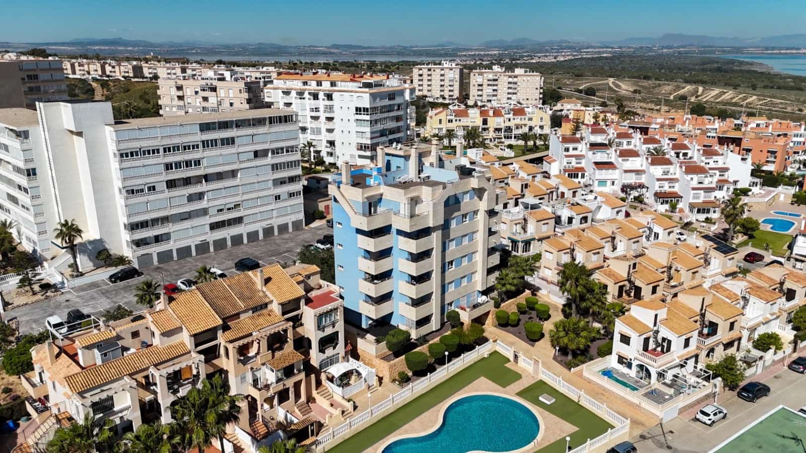 2 Zimmer Apartment zu verkaufen in Torrevieja mit Pool Garage - 299.000 € (Ref: 9840951)
