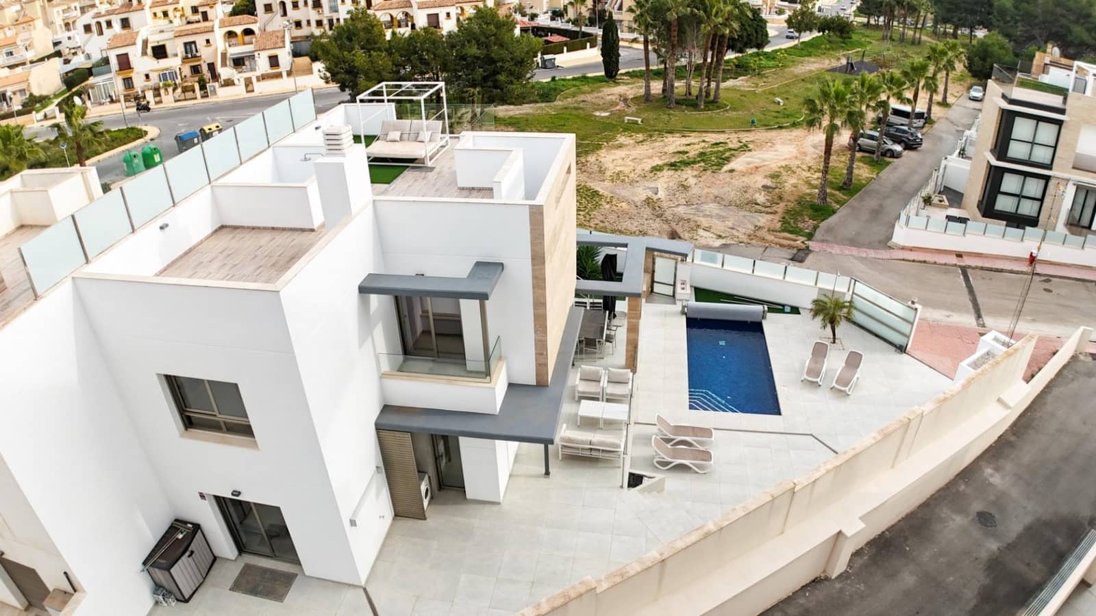 4 Zimmer Villa zu verkaufen in Orihuela Costa mit Pool - 570.000 € (Ref: 9840957)