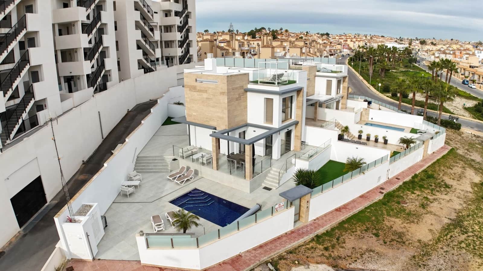 4 Zimmer Villa zu verkaufen in Orihuela Costa mit Pool - 570.000 € (Ref: 9840957)