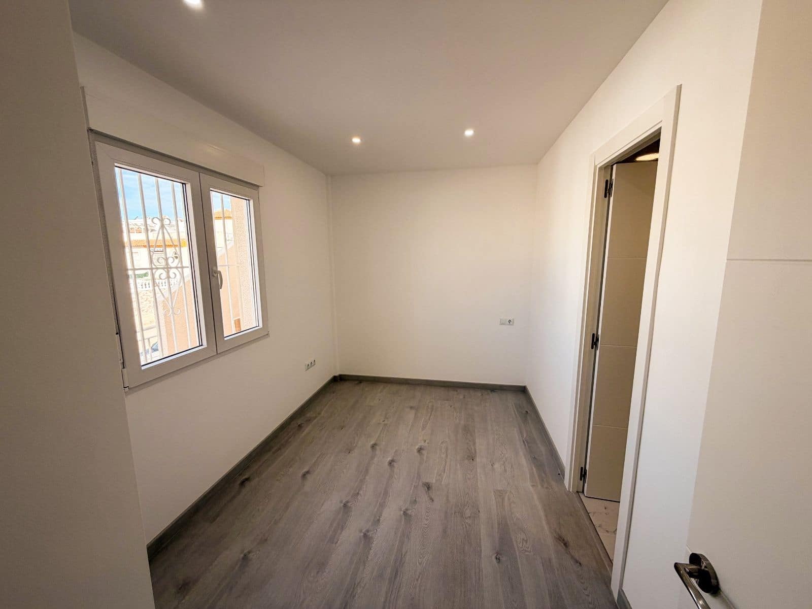 4 Zimmer Villa zu verkaufen in Torrevieja mit Pool Garage - 369.000 € (Ref: 9840958)