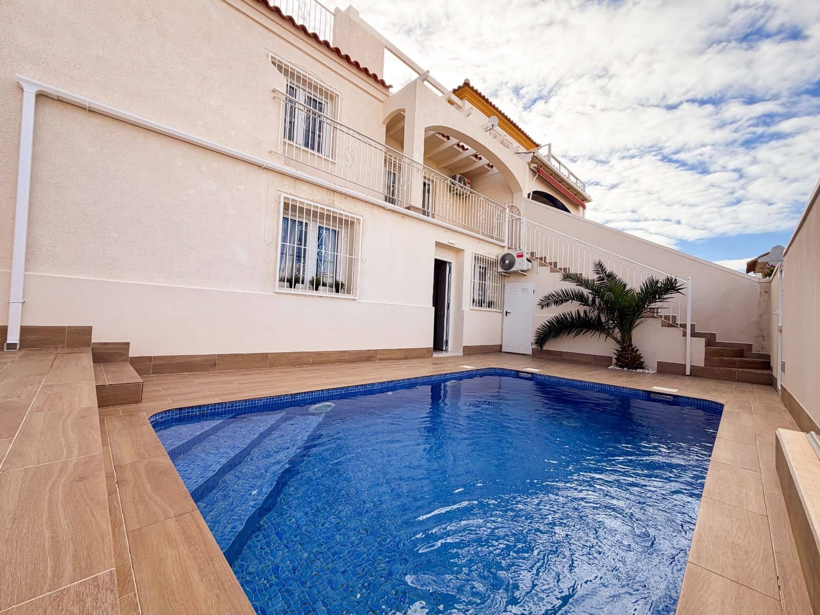 4 Zimmer Villa zu verkaufen in Torrevieja mit Pool Garage - 369.000 € (Ref: 9840958)