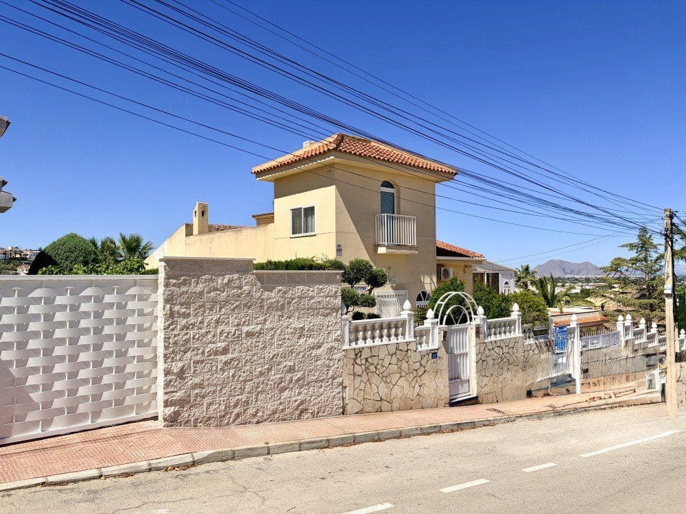 4 bedroom Villa for sale in Rojales with garage - € 410,000 (Ref: 9849665)