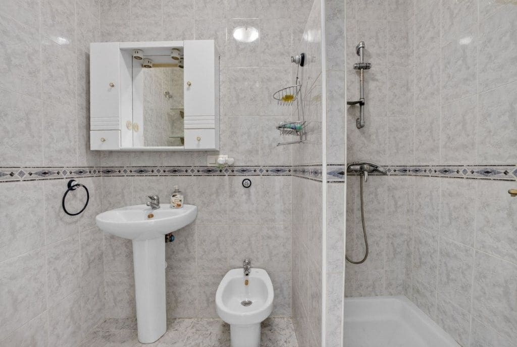 2 makuuhuone Omakotitalo myytävänä paikassa Torrevieja mukana uima-altaan - 219 000 € (Ref: 9849736)