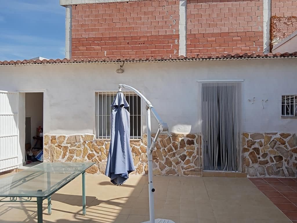 4 slaapkamer Halfvrijstaande villa te koop in Los Montesinos met zwembad garage - € 285.000 (Ref: 9852062)