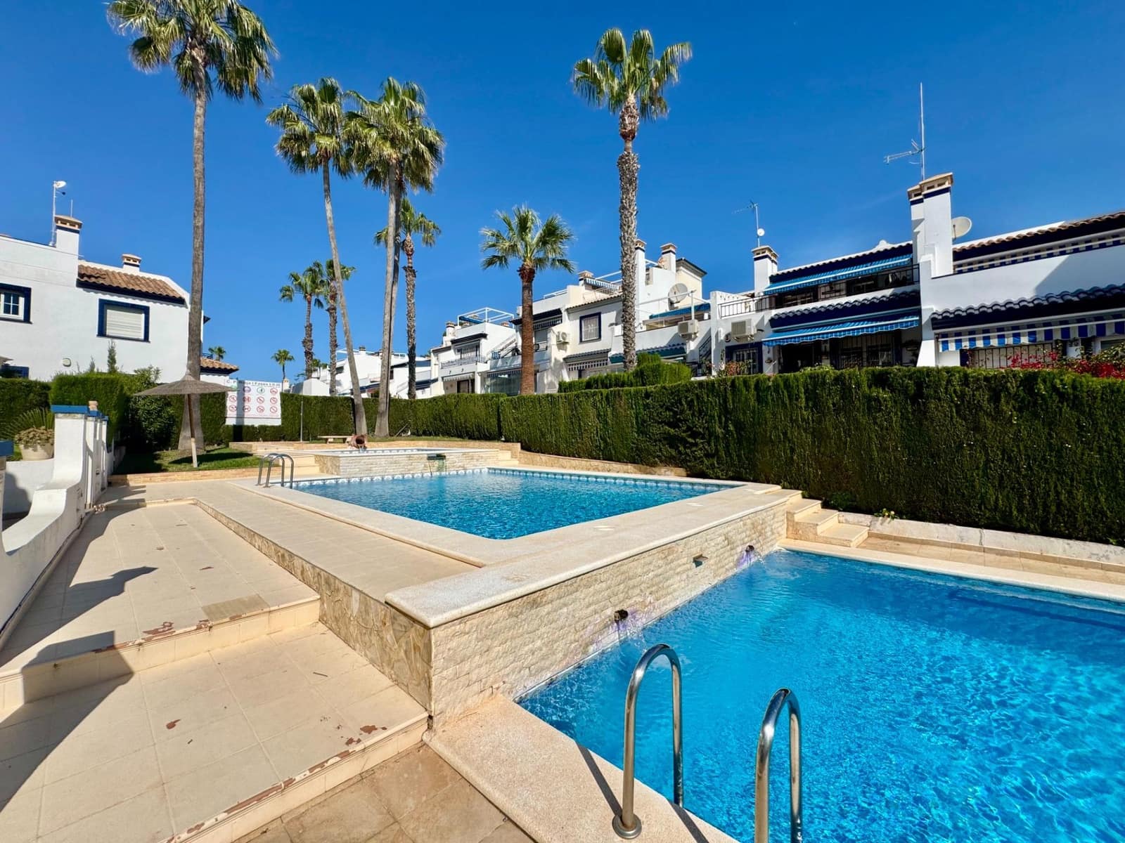 2 soveværelse Bungalow til salg i Orihuela Costa med swimmingpool - € 220.000 (Ref: 9855708)
