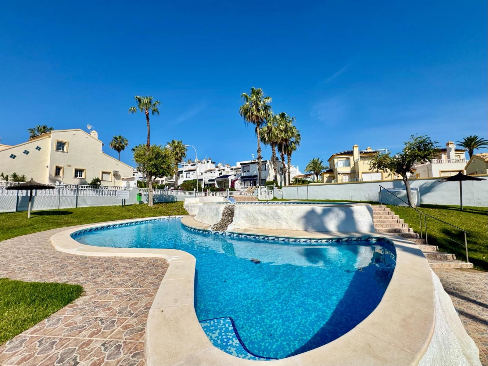 2 soveværelse Bungalow til salg i Orihuela Costa med swimmingpool - € 220.000 (Ref: 9855708)