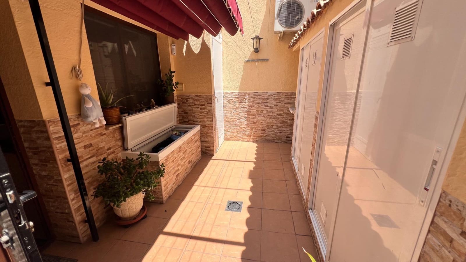 Adosado de 3 habitaciones en Torrevieja en venta - 320.000 € (Ref: 9882180)