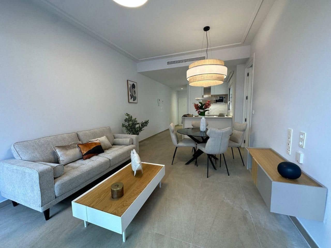 Apartamento de 2 habitaciones en Torrevieja en venta con piscina - 430.000 € (Ref: 9889030)