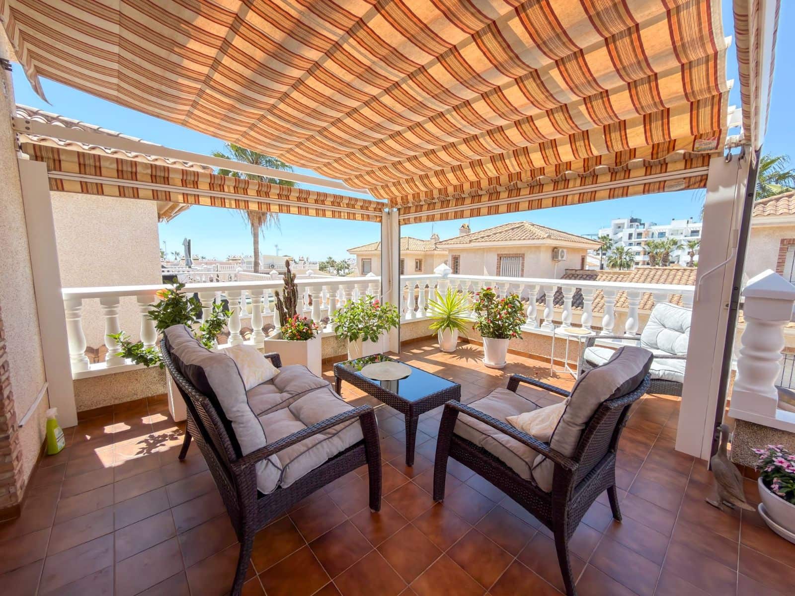 4 Zimmer Villa zu verkaufen in Orihuela Costa mit Pool - 335.000 € (Ref: 9892586)
