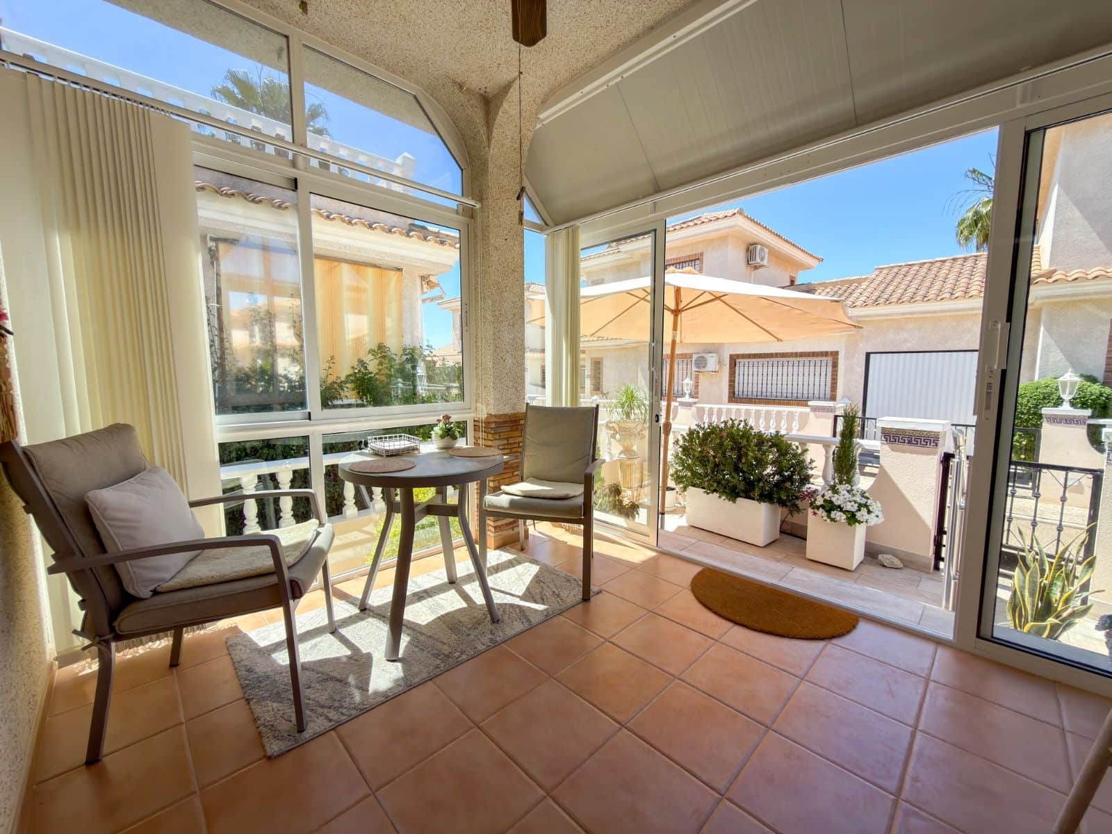 4 Zimmer Villa zu verkaufen in Orihuela Costa mit Pool - 335.000 € (Ref: 9892586)