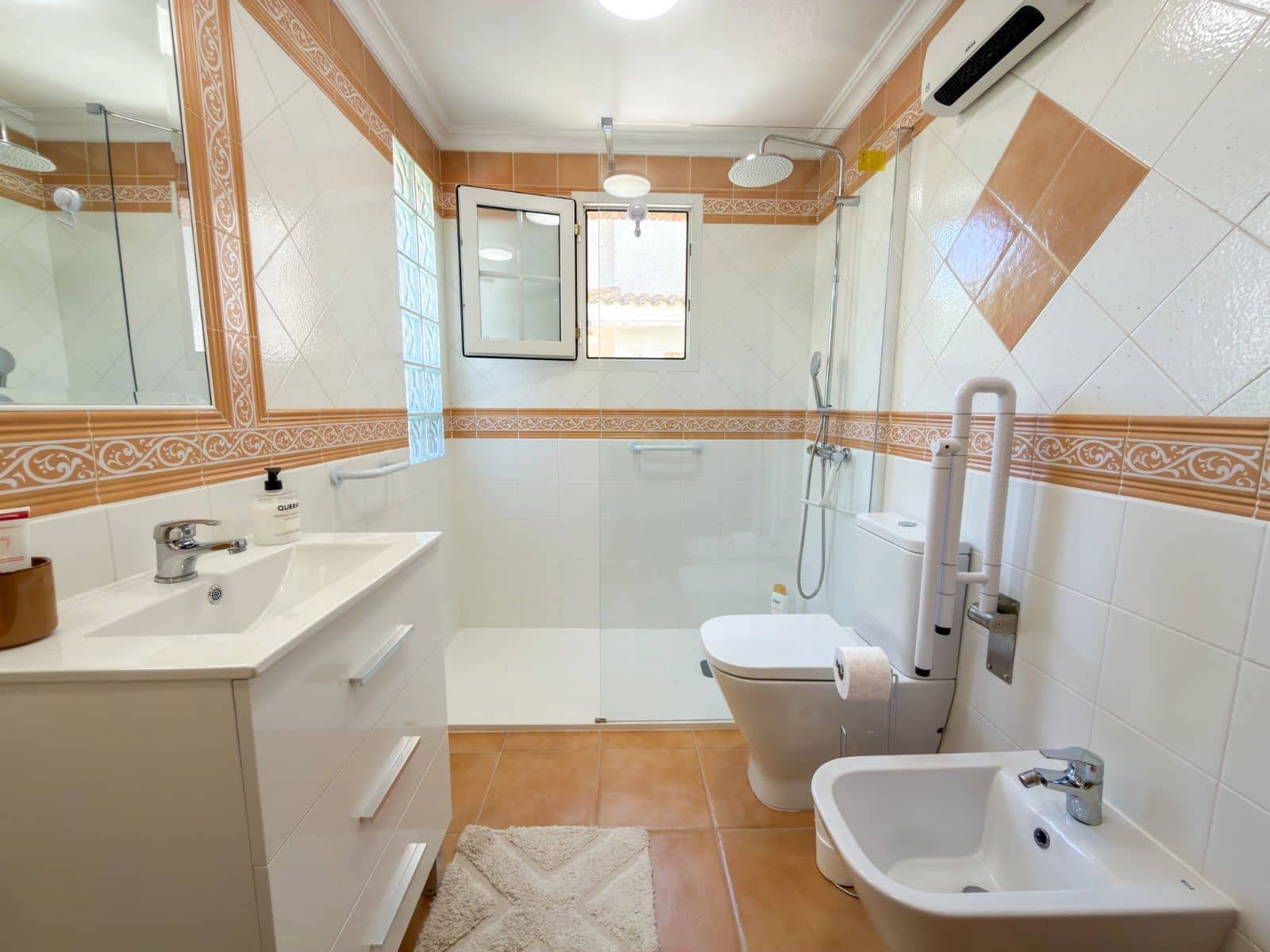 4 Zimmer Villa zu verkaufen in Orihuela Costa mit Pool - 335.000 € (Ref: 9892586)