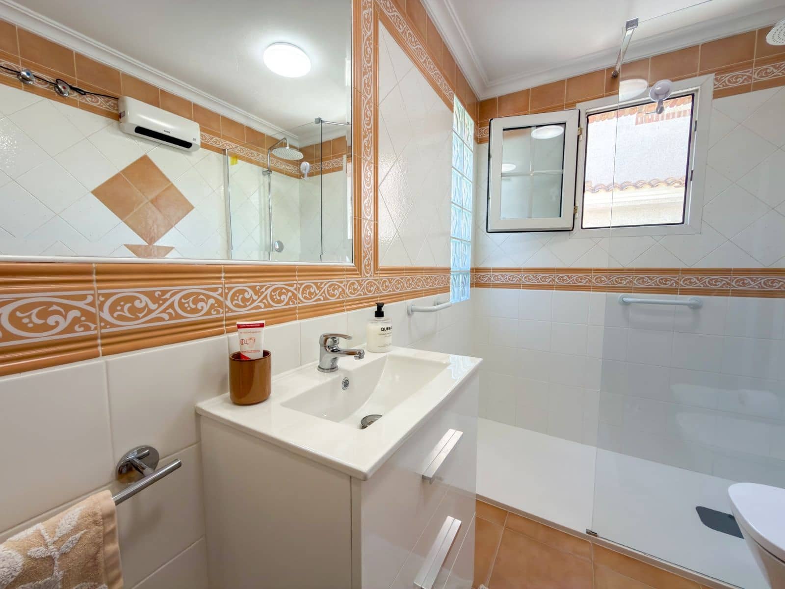4 Zimmer Villa zu verkaufen in Orihuela Costa mit Pool - 335.000 € (Ref: 9892586)