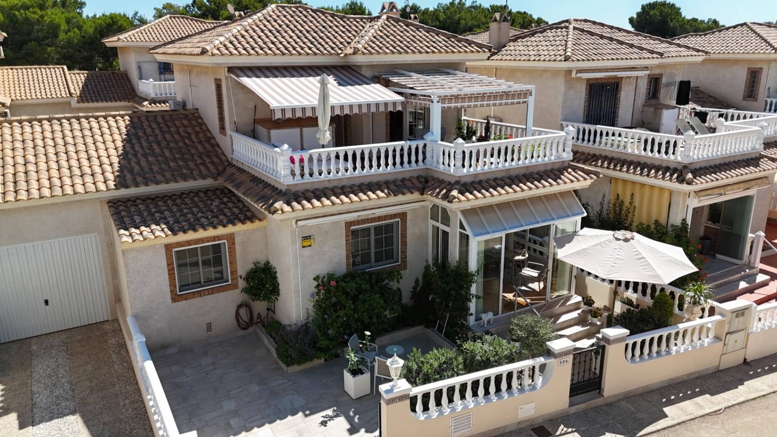 4 Zimmer Villa zu verkaufen in Orihuela Costa mit Pool - 335.000 € (Ref: 9892586)