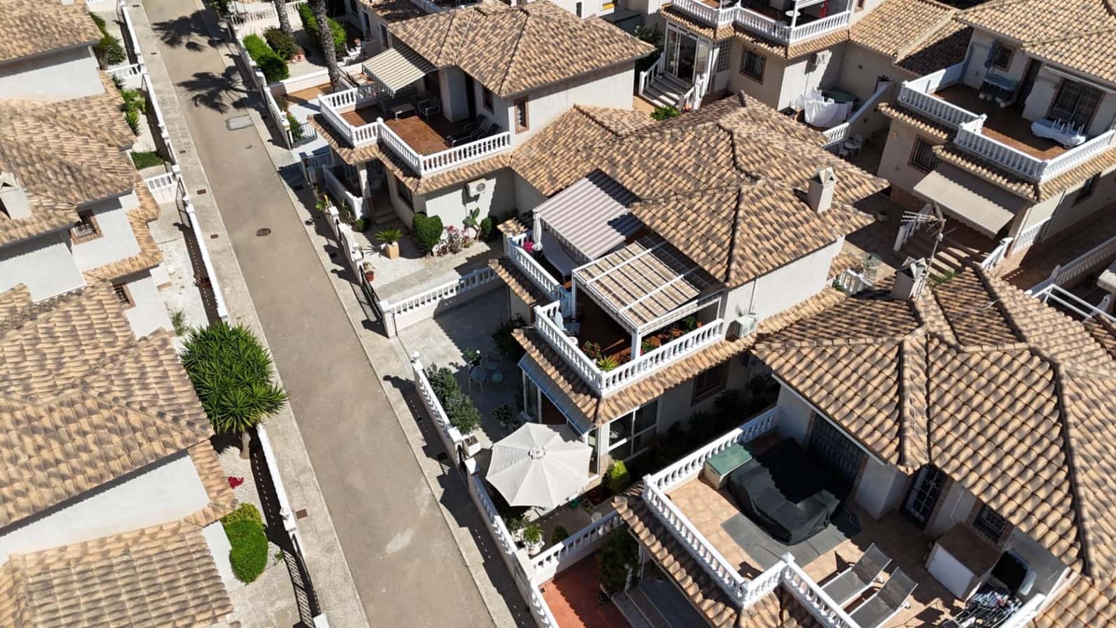 4 Zimmer Villa zu verkaufen in Orihuela Costa mit Pool - 335.000 € (Ref: 9892586)