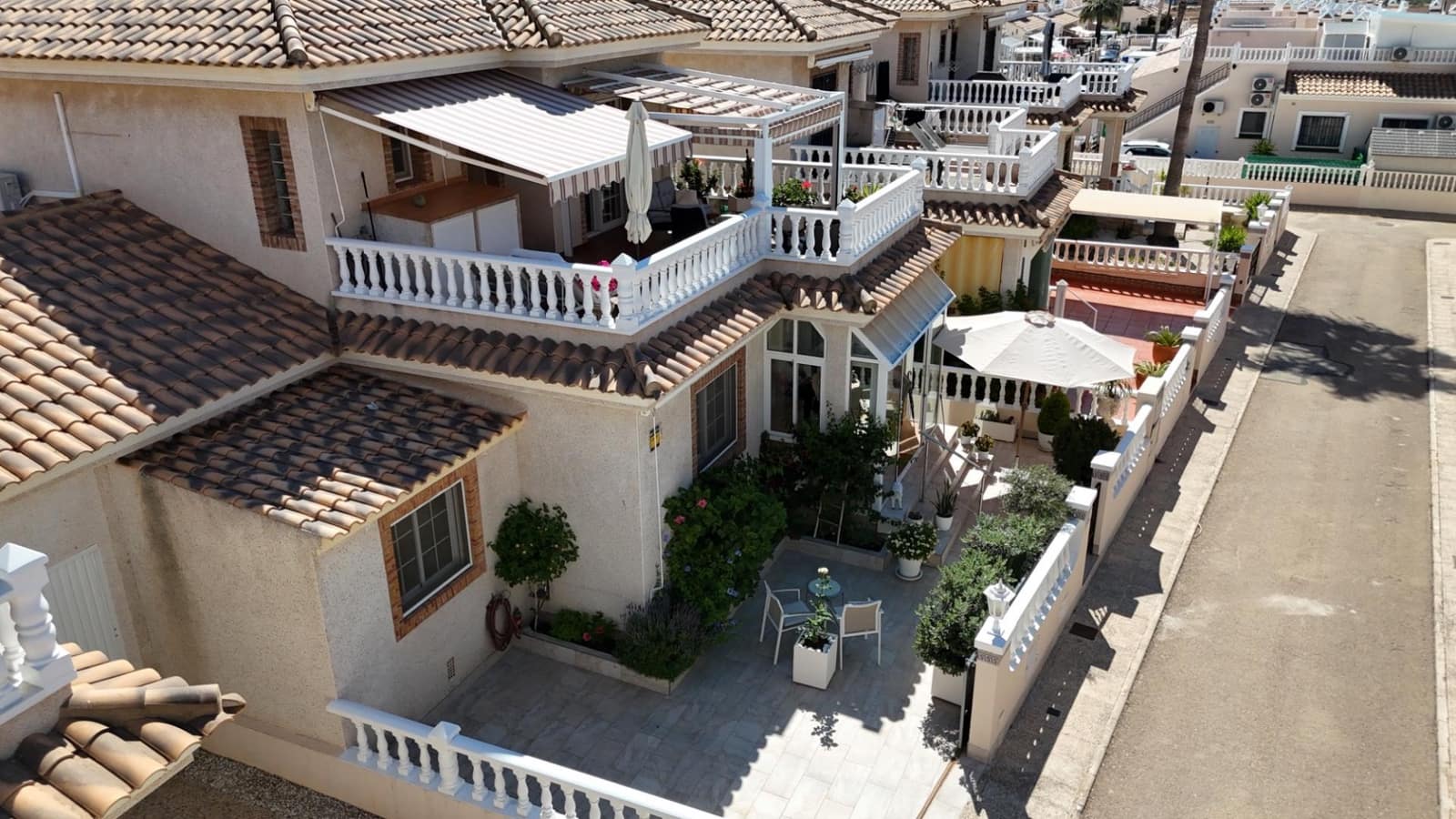 4 Zimmer Villa zu verkaufen in Orihuela Costa mit Pool - 335.000 € (Ref: 9892586)