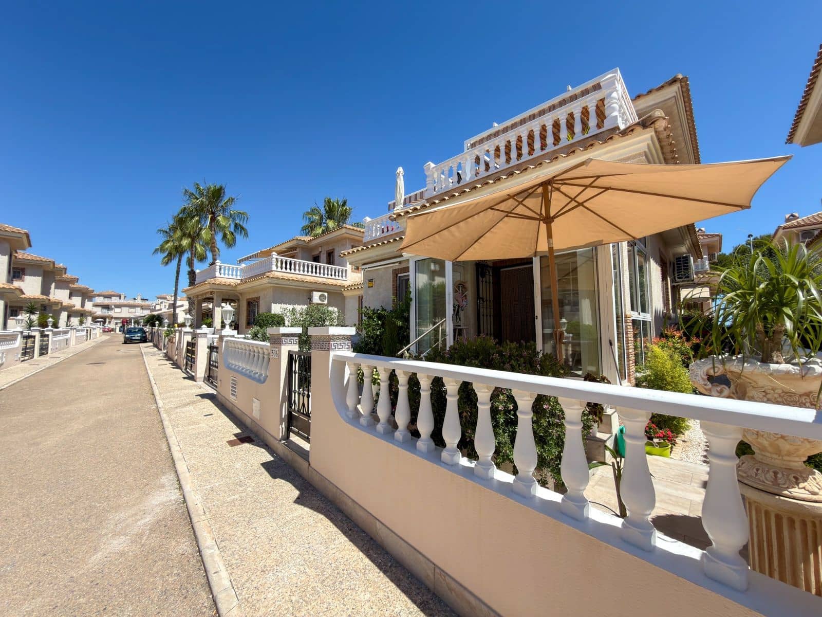 4 Zimmer Villa zu verkaufen in Orihuela Costa mit Pool - 335.000 € (Ref: 9892586)