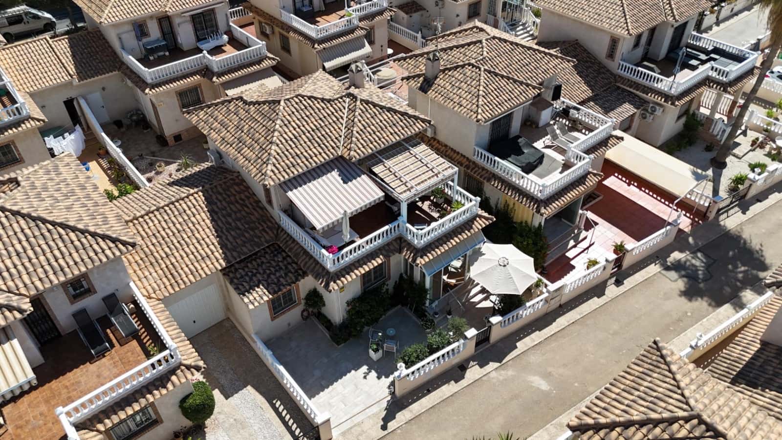 4 Zimmer Villa zu verkaufen in Orihuela Costa mit Pool - 335.000 € (Ref: 9892586)