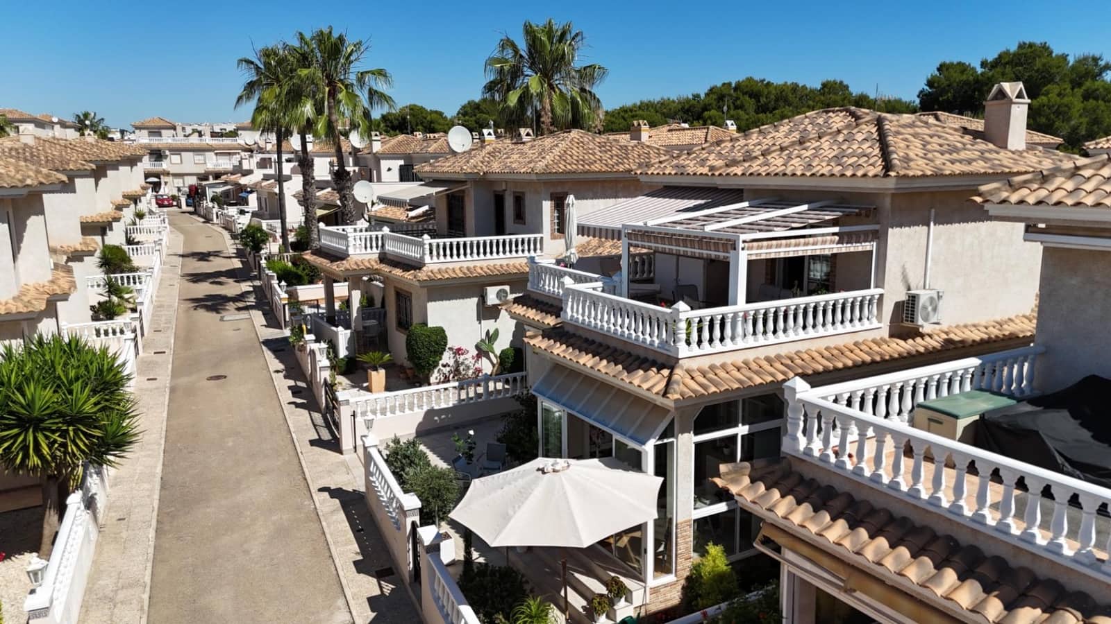4 Zimmer Villa zu verkaufen in Orihuela Costa mit Pool - 335.000 € (Ref: 9892586)