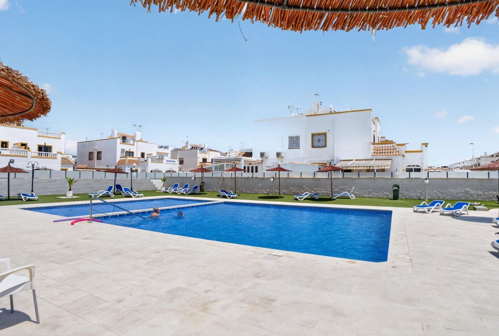 3 sypialnia Apartament na sprzedaż w Torrevieja z basenem - 195 000 € (Ref: 9896565)