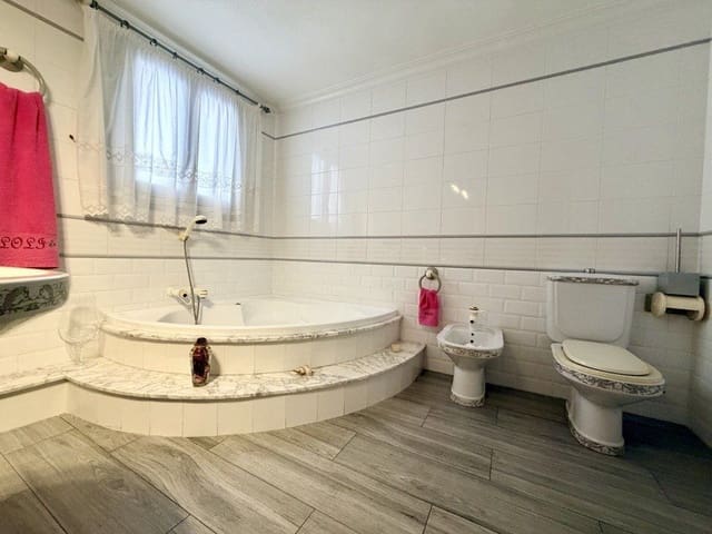 4 bedroom Townhouse for sale in Formentera del Segura with garage - € 212,000 (Ref: 9896574)