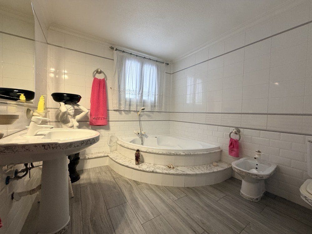 4 bedroom Townhouse for sale in Formentera del Segura with garage - € 212,000 (Ref: 9896574)