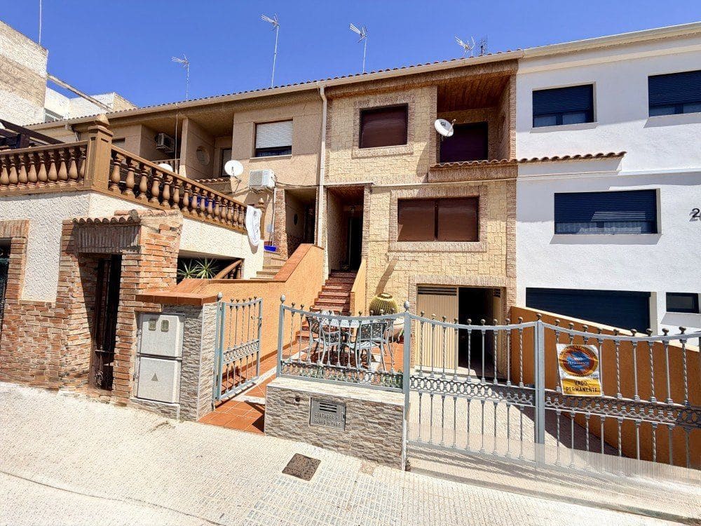 4 bedroom Townhouse for sale in Formentera del Segura with garage - € 212,000 (Ref: 9896574)