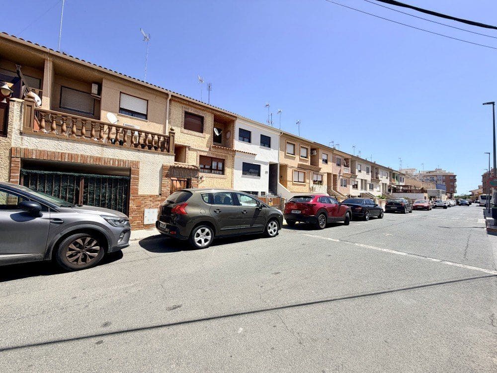4 bedroom Townhouse for sale in Formentera del Segura with garage - € 212,000 (Ref: 9896574)