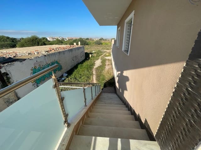 Chalet de 3 habitaciones en El Chaparral - La Siesta - La Torreta, Torrevieja en venta - 400.000 € (Ref: 9900310)