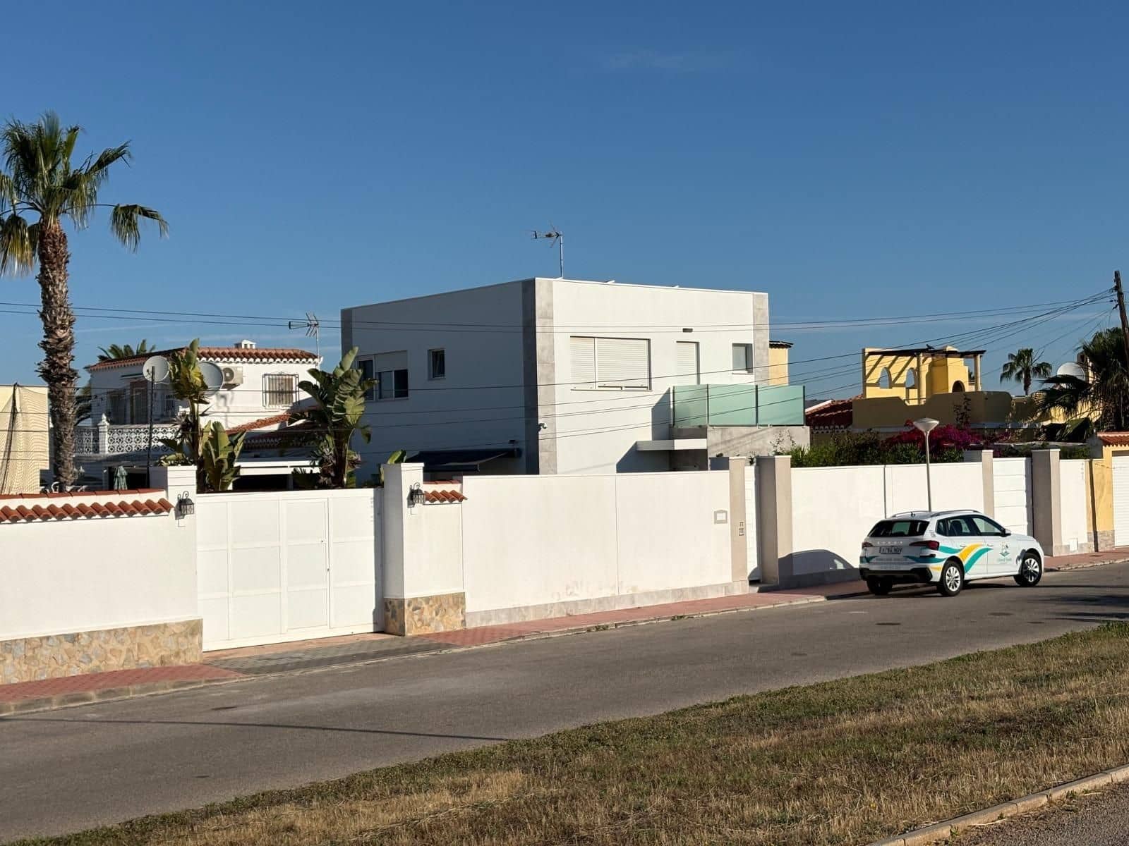 Chalet de 2 habitaciones en Torrevieja en venta con piscina - 465.000 € (Ref: 9900311)