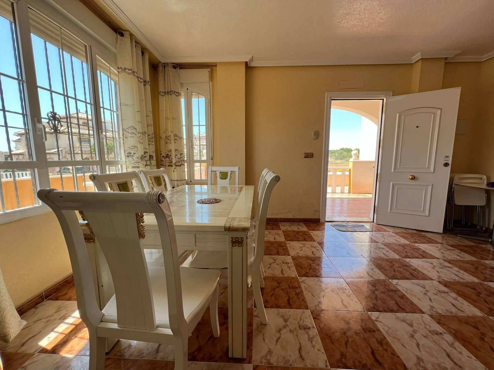 Piso de 4 habitaciones en Orihuela Costa en venta con piscina - 245.000 € (Ref: 9917228)