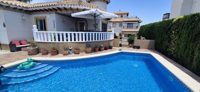 4 soverom Villa til salgs i Villamartin, Orihuela med svømmebasseng - € 389 995 (Ref: 9938397)