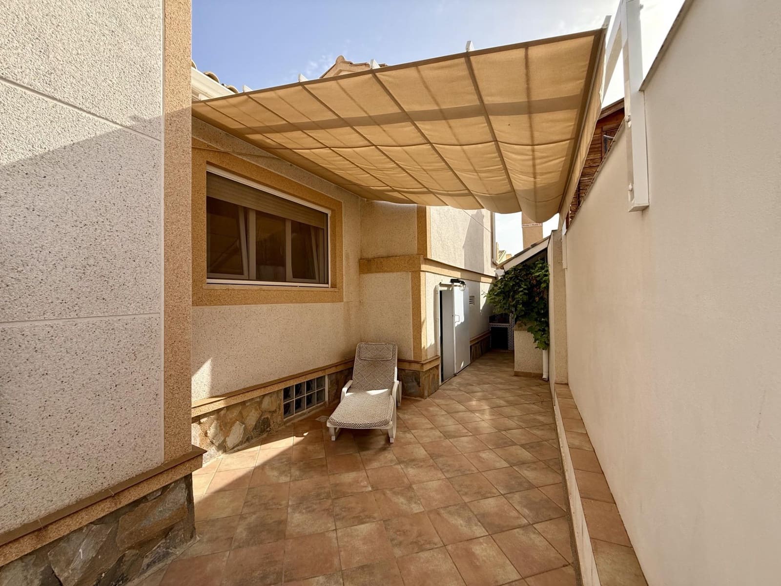 3 bedroom Semi-detached Villa for sale in La Florida with garage - € 179,950 (Ref: 9970802)