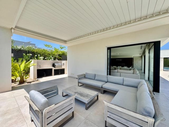 Chalet de 4 habitaciones en Las Colinas Golf, Orihuela en venta con piscina garaje - 1.950.000 € (Ref: 9975613)