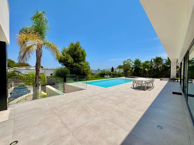 Chalet de 4 habitaciones en Las Colinas Golf, Orihuela en venta con piscina garaje - 1.950.000 € (Ref: 9975613)